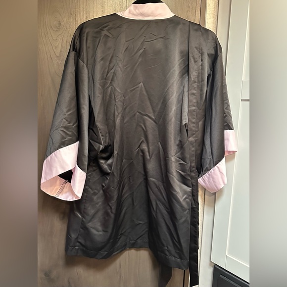 Victoria's Secret kimono robe with a pink lining and trim. One size - Picture 5 of 5